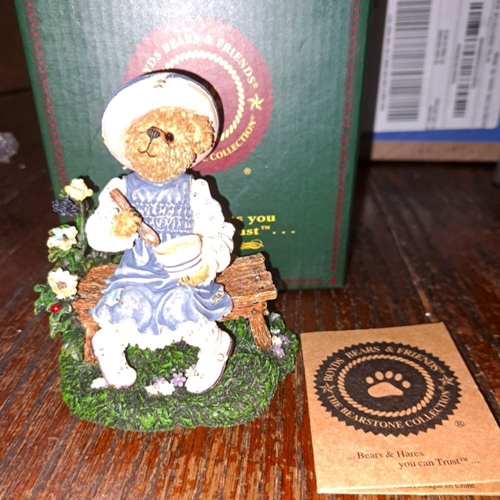 Vintage 2001 Boyds Bear Classic Bearytales Lil'Ms Muffet Figurine 2455 Bearstone